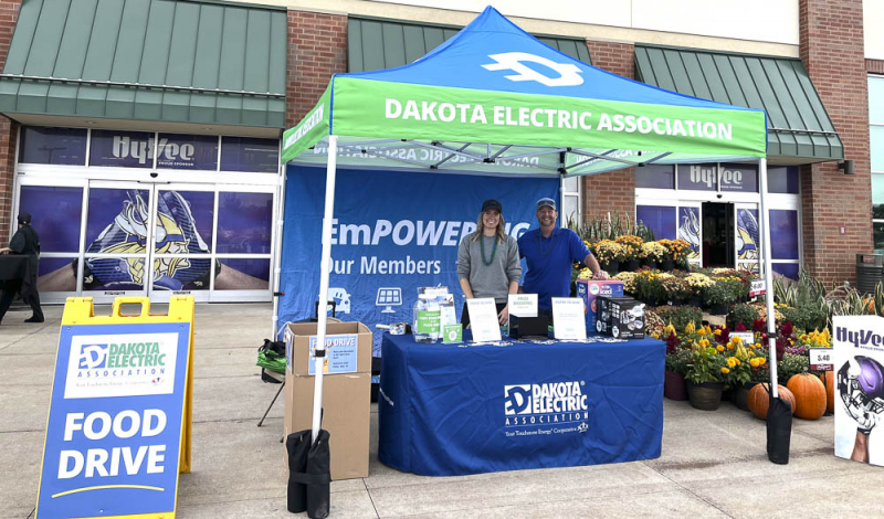 Dakota Electric food drive by Hy-Vee